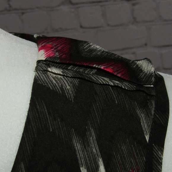 Banana Republic Black Chevron Unlined Pleat Neck Spring Blouse Lightweight Tank - Picture 3 of 5